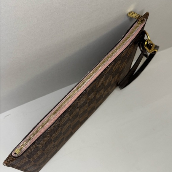 LOUIS VUITTON
Neverfull Pochette Damier Ebene Wristlet Pouch Rose Ballerine - Picture 7 of 12